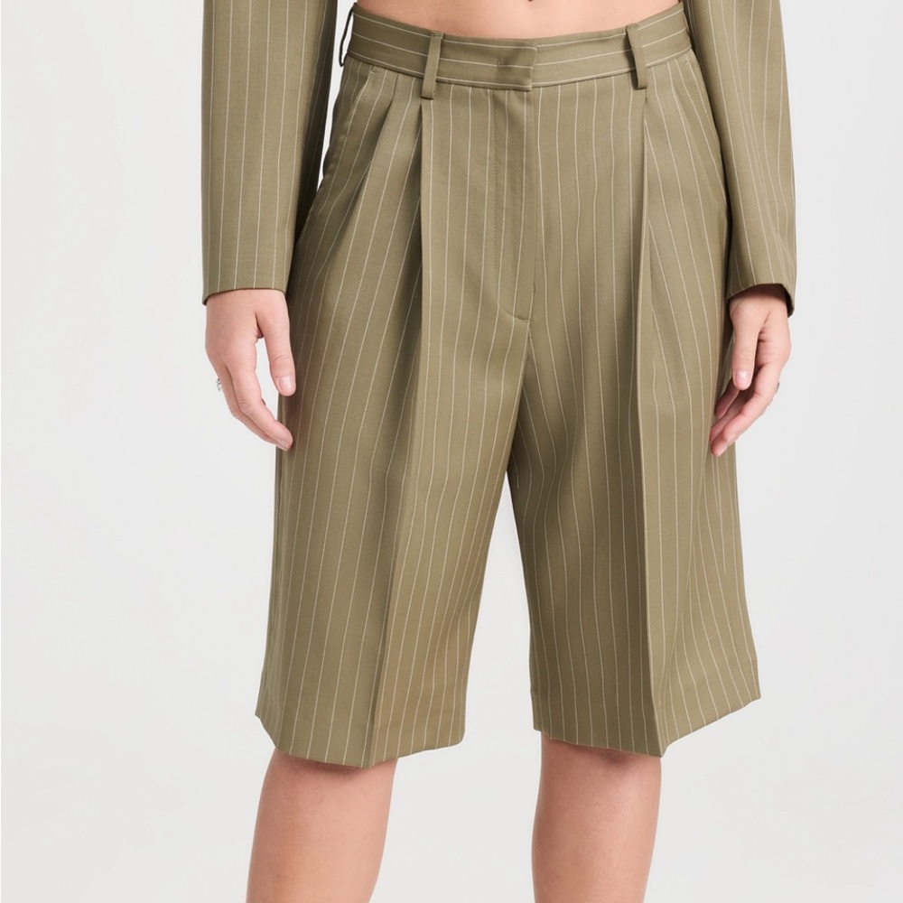 MSGM
Bermuda Shorts. Worn in excellent condition.
Size 40 (M)